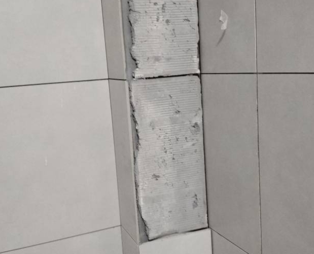 嵊州瓷砖空鼓维修公司分享下瓷砖施工前基层浇水润湿程度不足，可能导致以下问题
